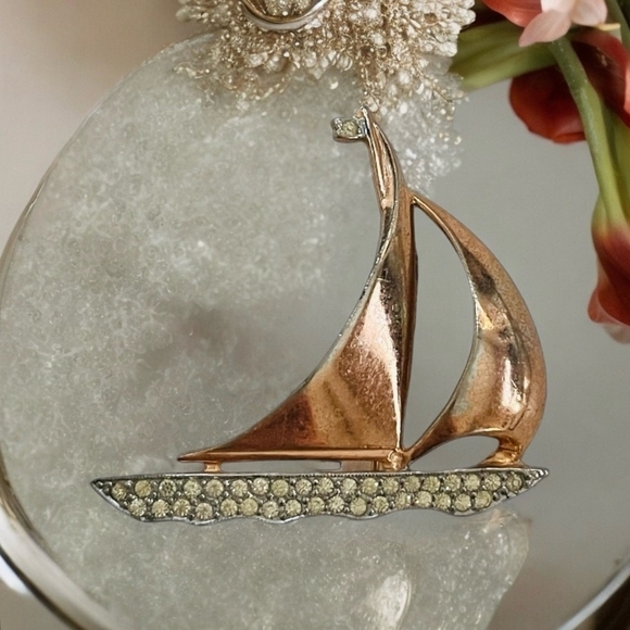 Rare Vintage Sailboat Gold-Tone Rhinestone Pin Brooch Women Jewelry - Picture 2 of 6